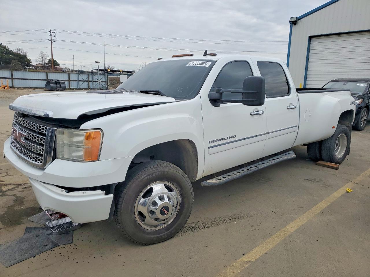 Salvage GMC Sierra Image