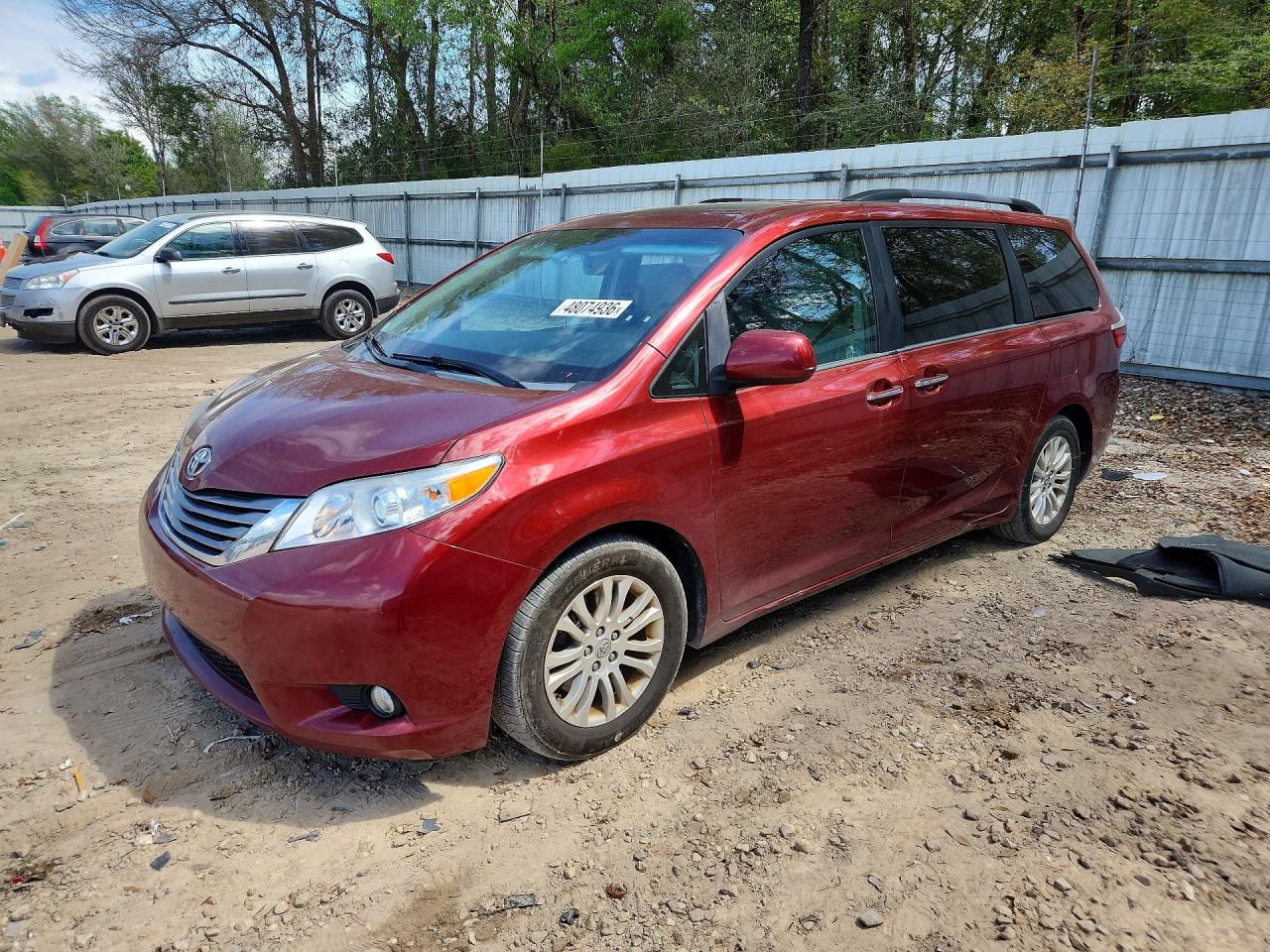 Salvage Toyota Sienna Image