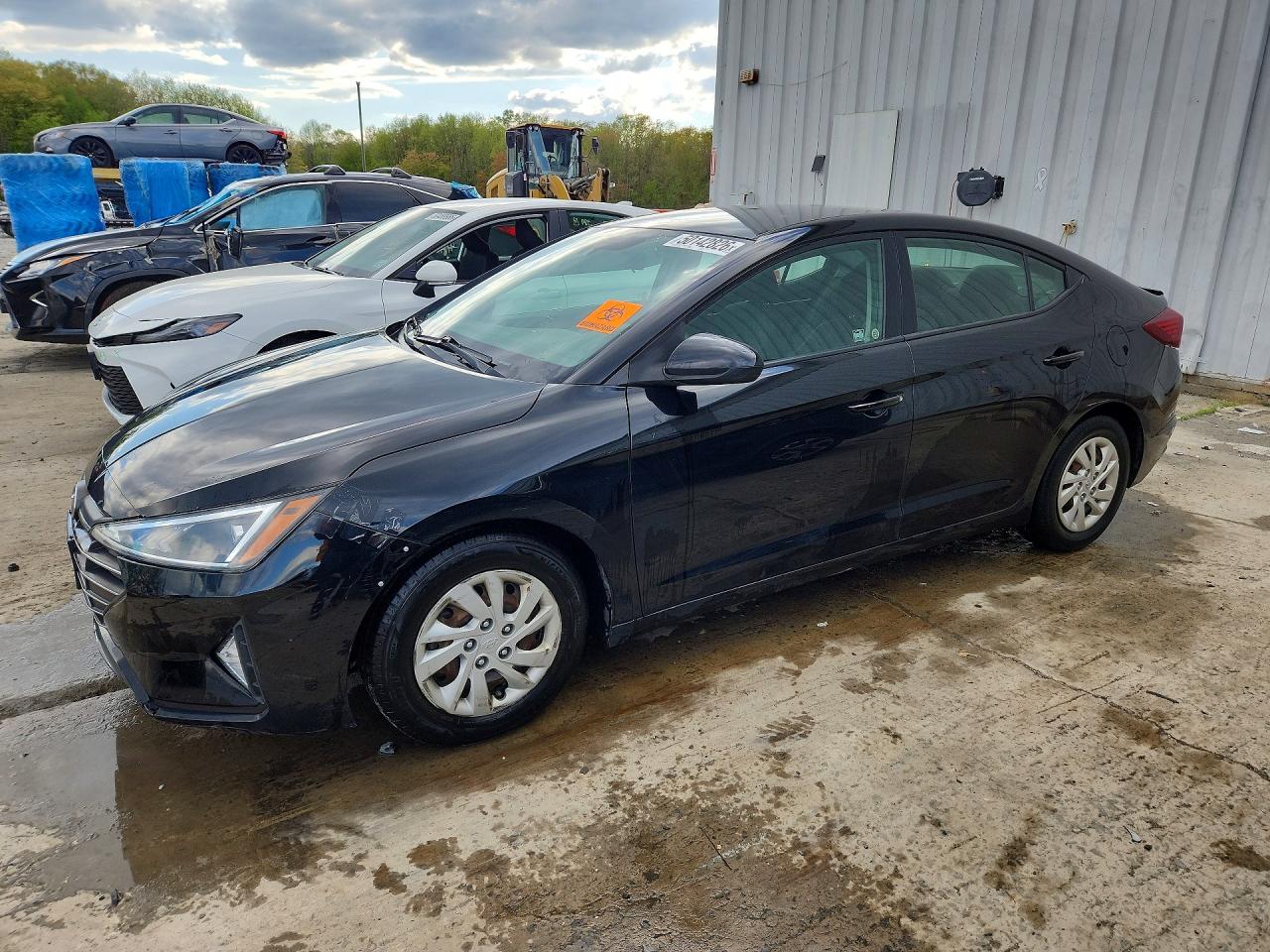 Salvage Hyundai ELANTRA Image