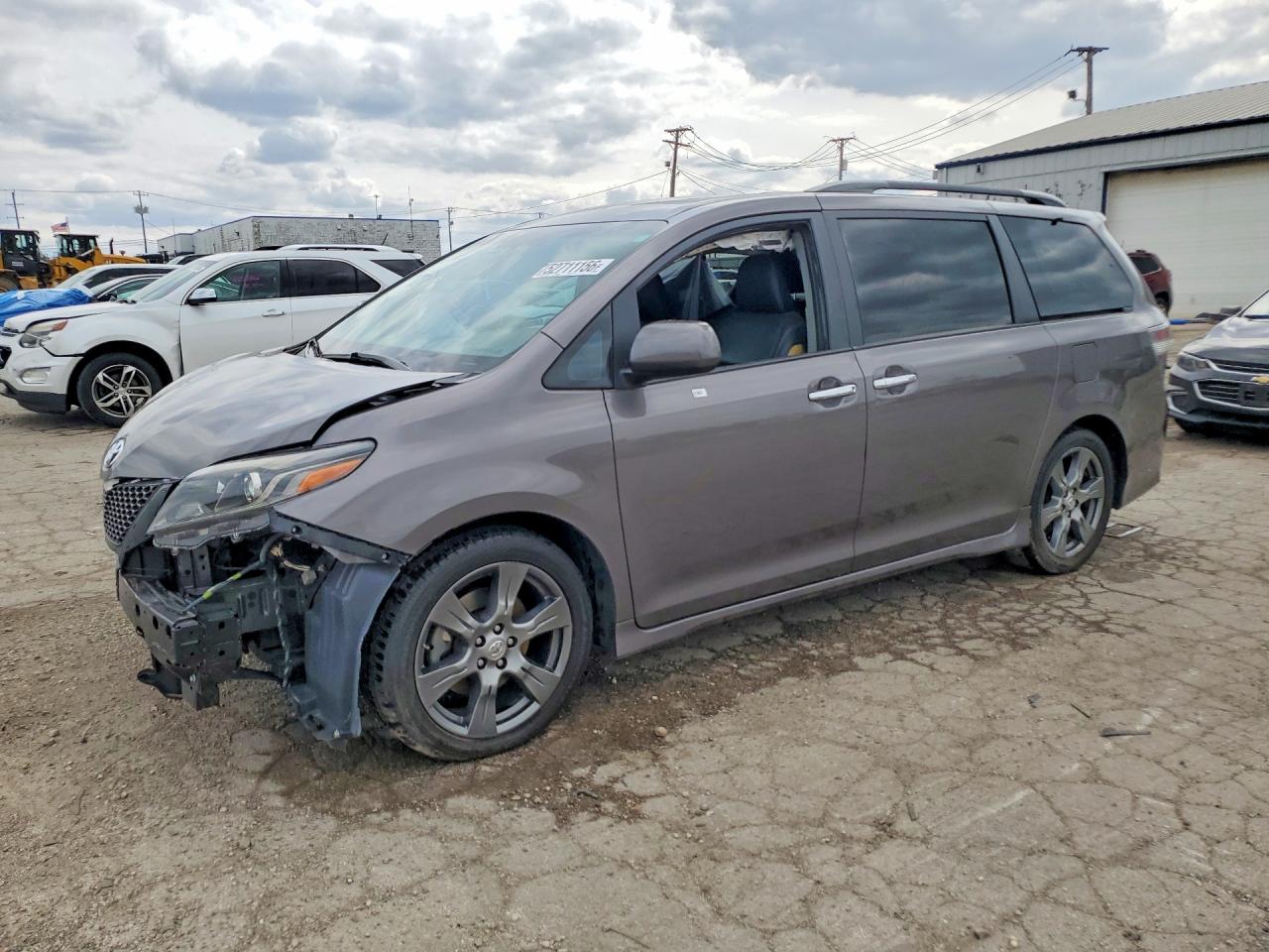 Salvage Toyota Sienna Image