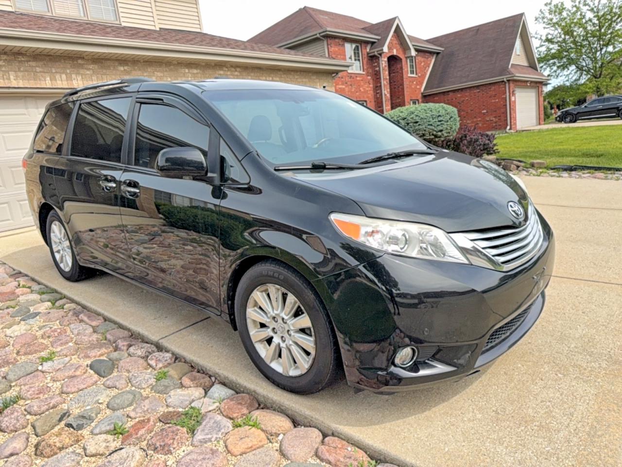 Salvage Toyota Sienna Image