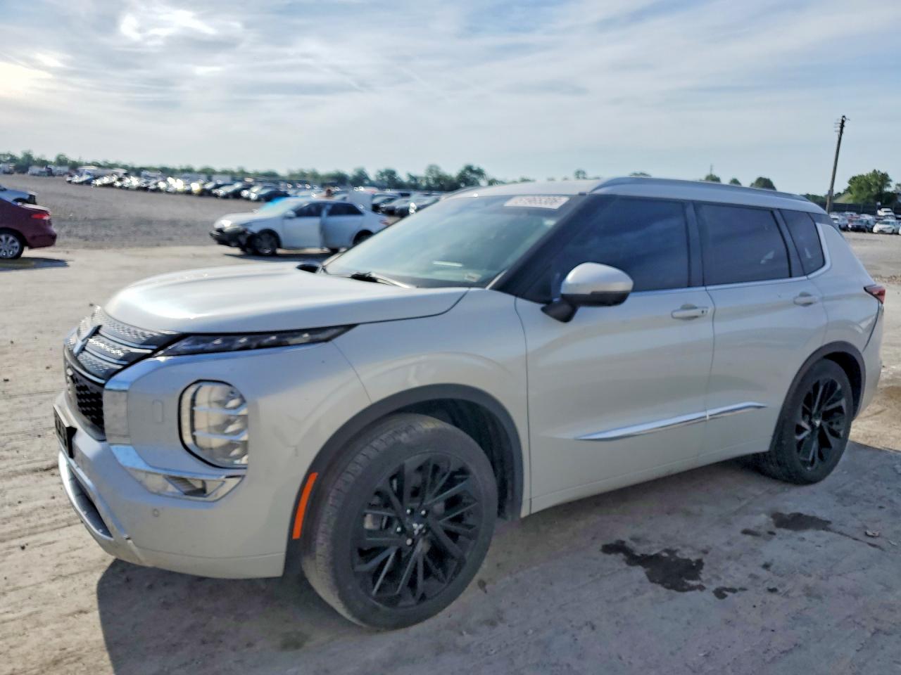 Salvage Mitsubishi Outlander Image