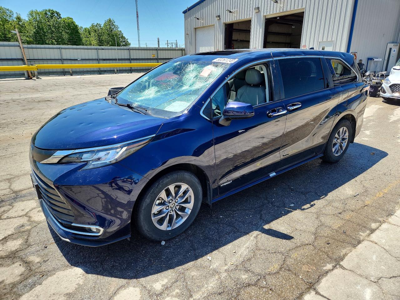 Salvage Toyota Sienna Image