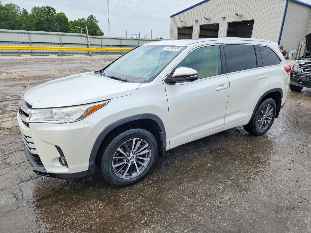 Salvage Toyota Highlander Image