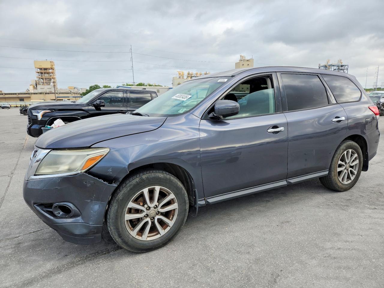 Salvage Nissan Pathfinder Image
