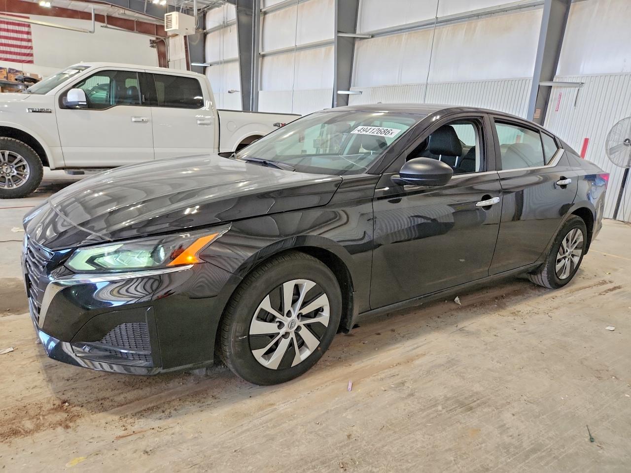 Salvage Nissan Altima Image