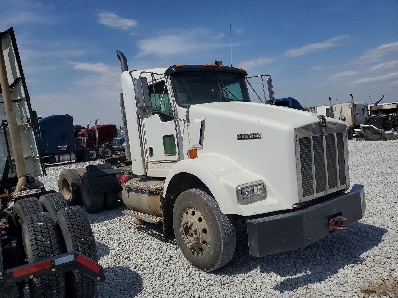 Salvage Kenworth T800 Image