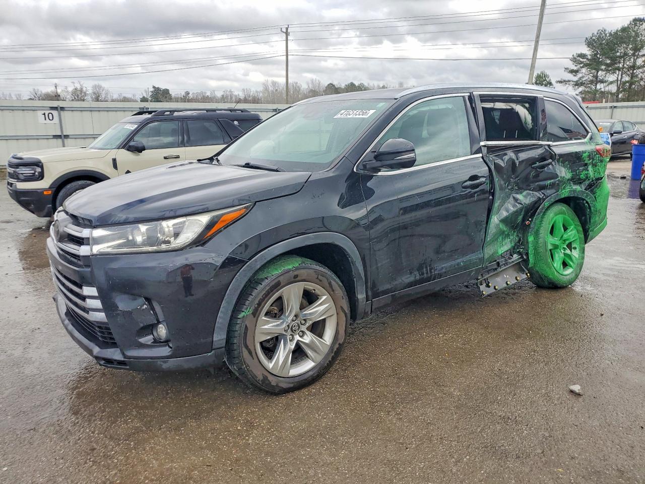 Salvage Toyota Highlander Image