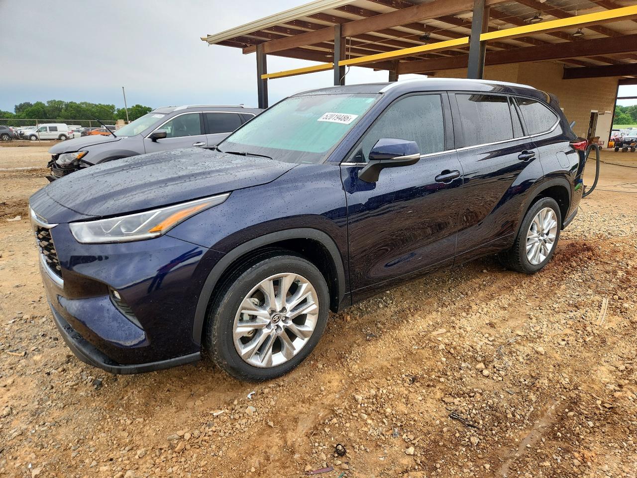 Salvage Toyota Highlander Image