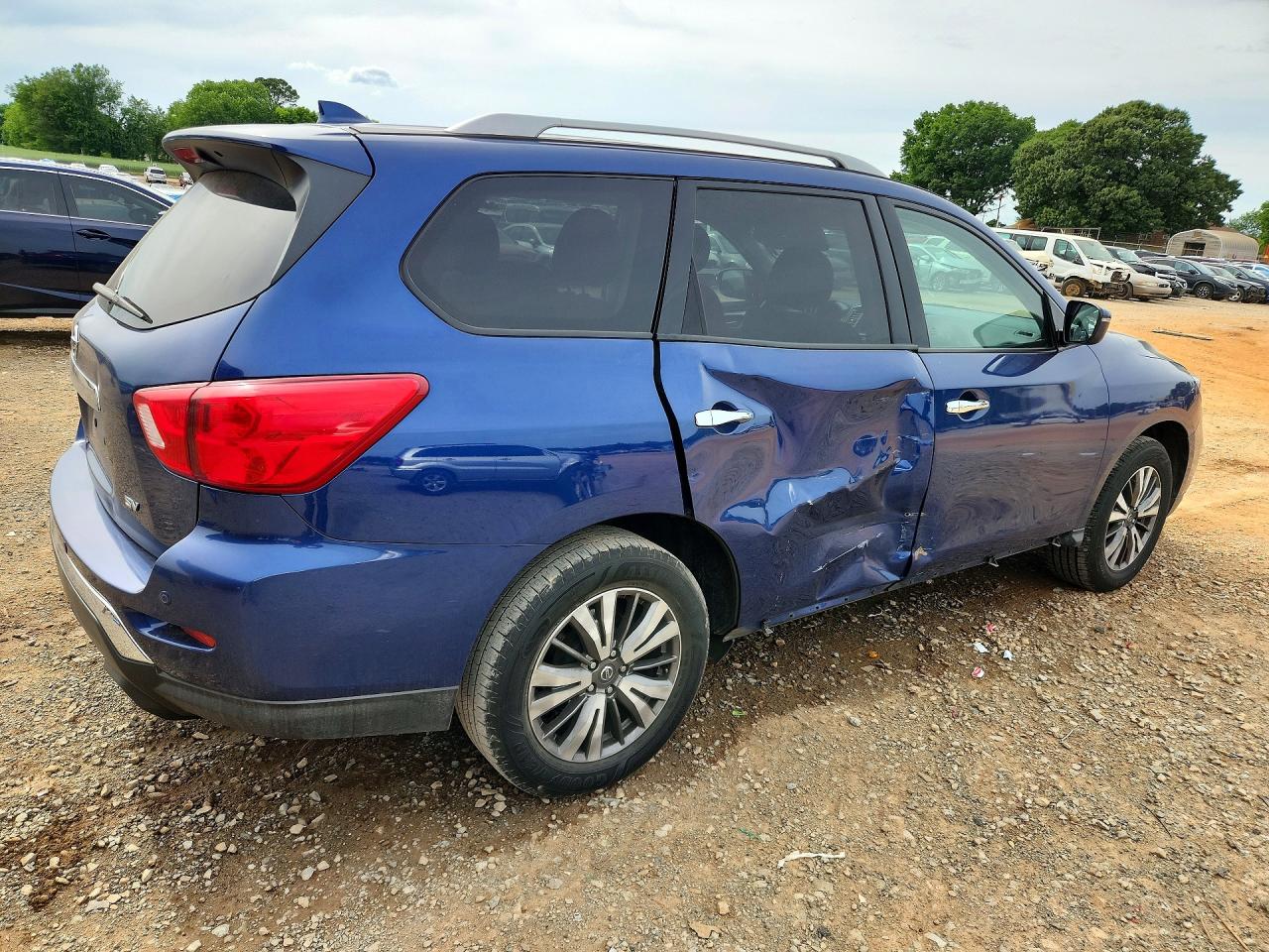 Nissan Pathfinder Sv