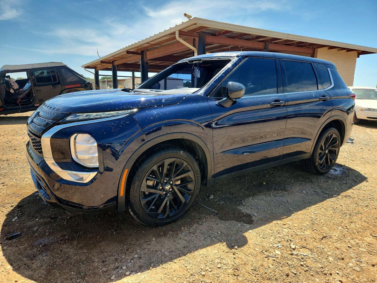 Salvage Mitsubishi Outlander Image