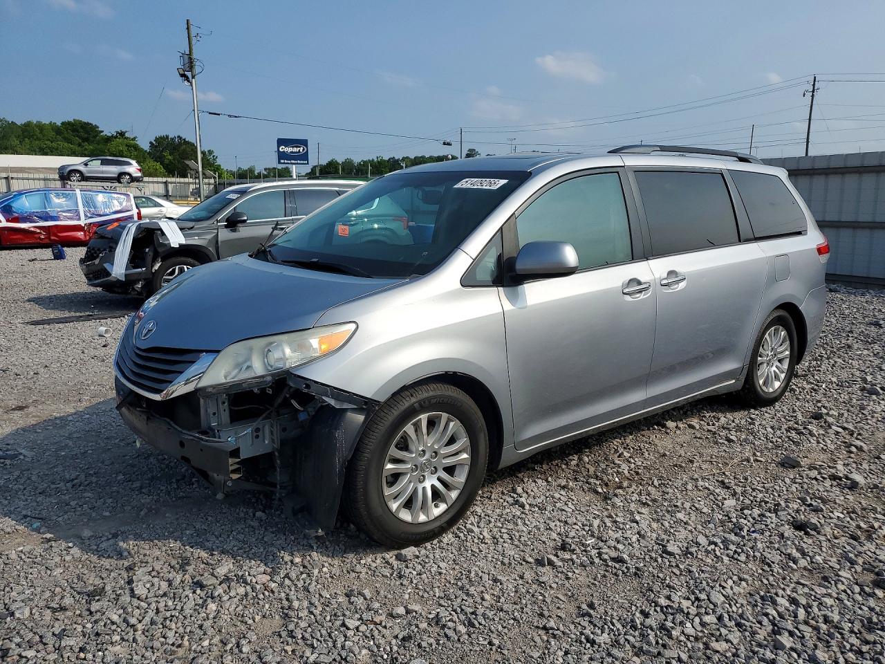 Salvage Toyota Sienna Image