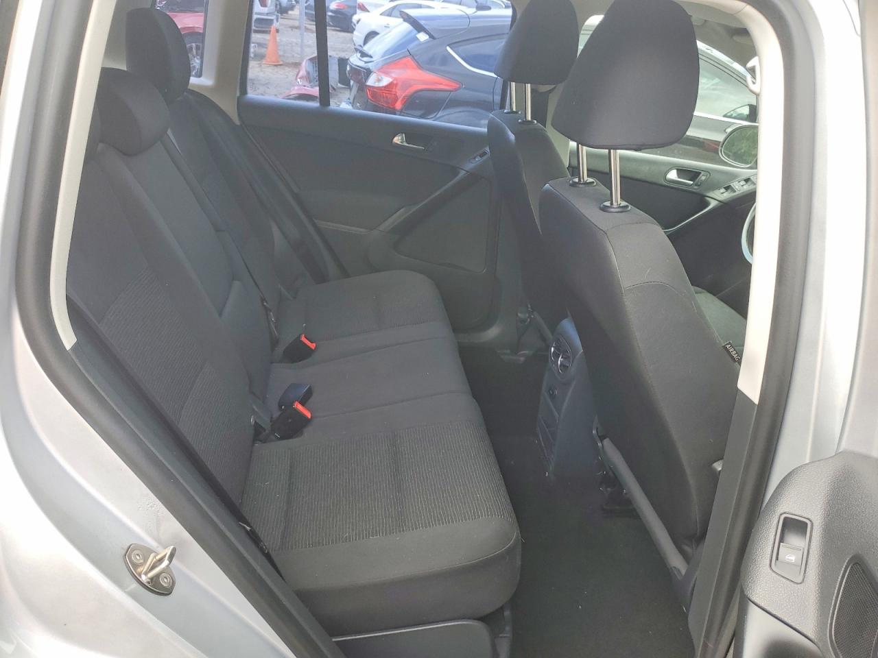 Volkswagen Tiguan S