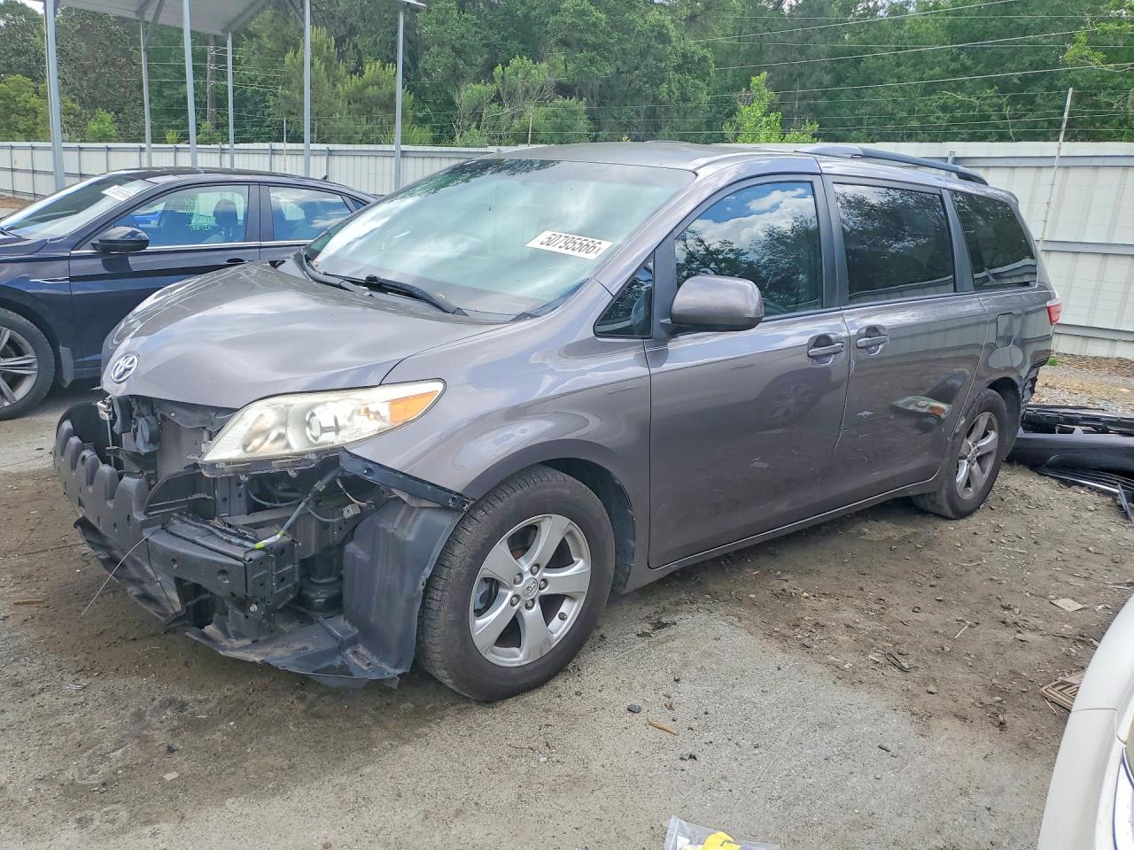 Salvage Toyota Sienna Image