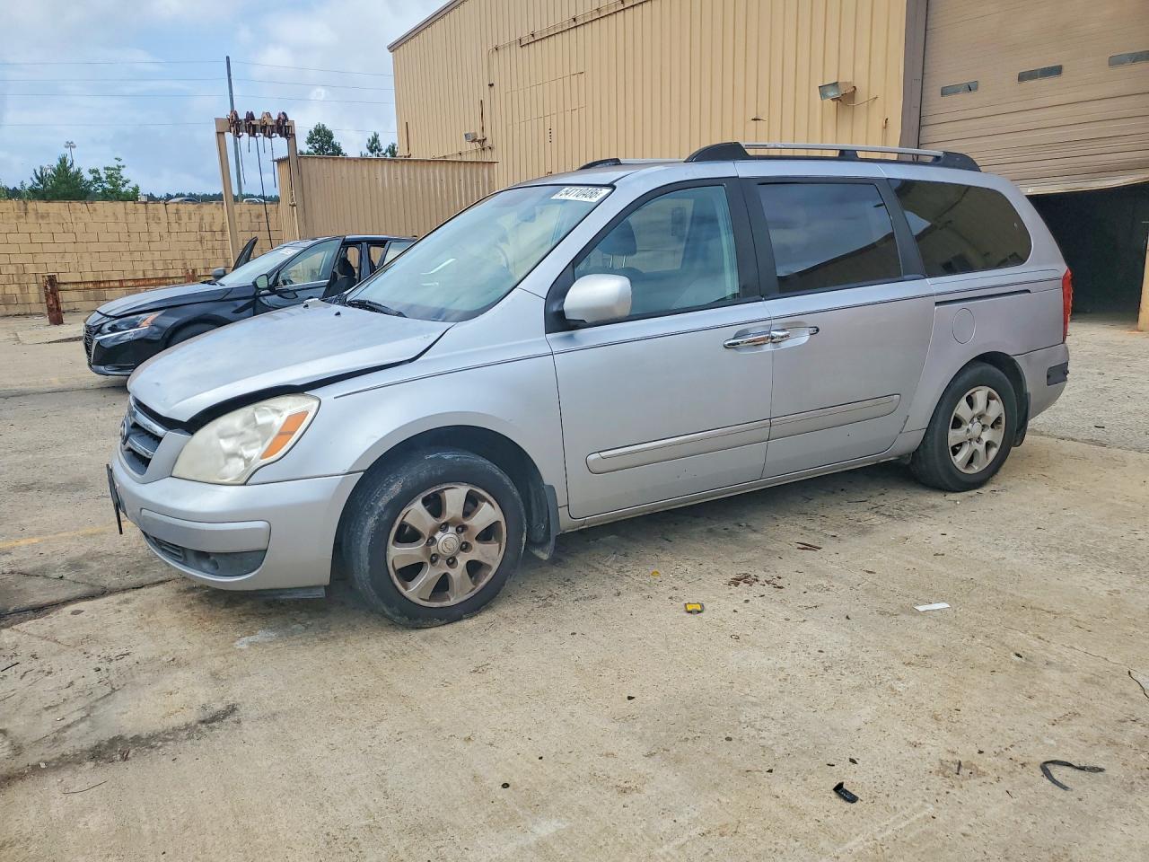Salvage Hyundai Entourage Image