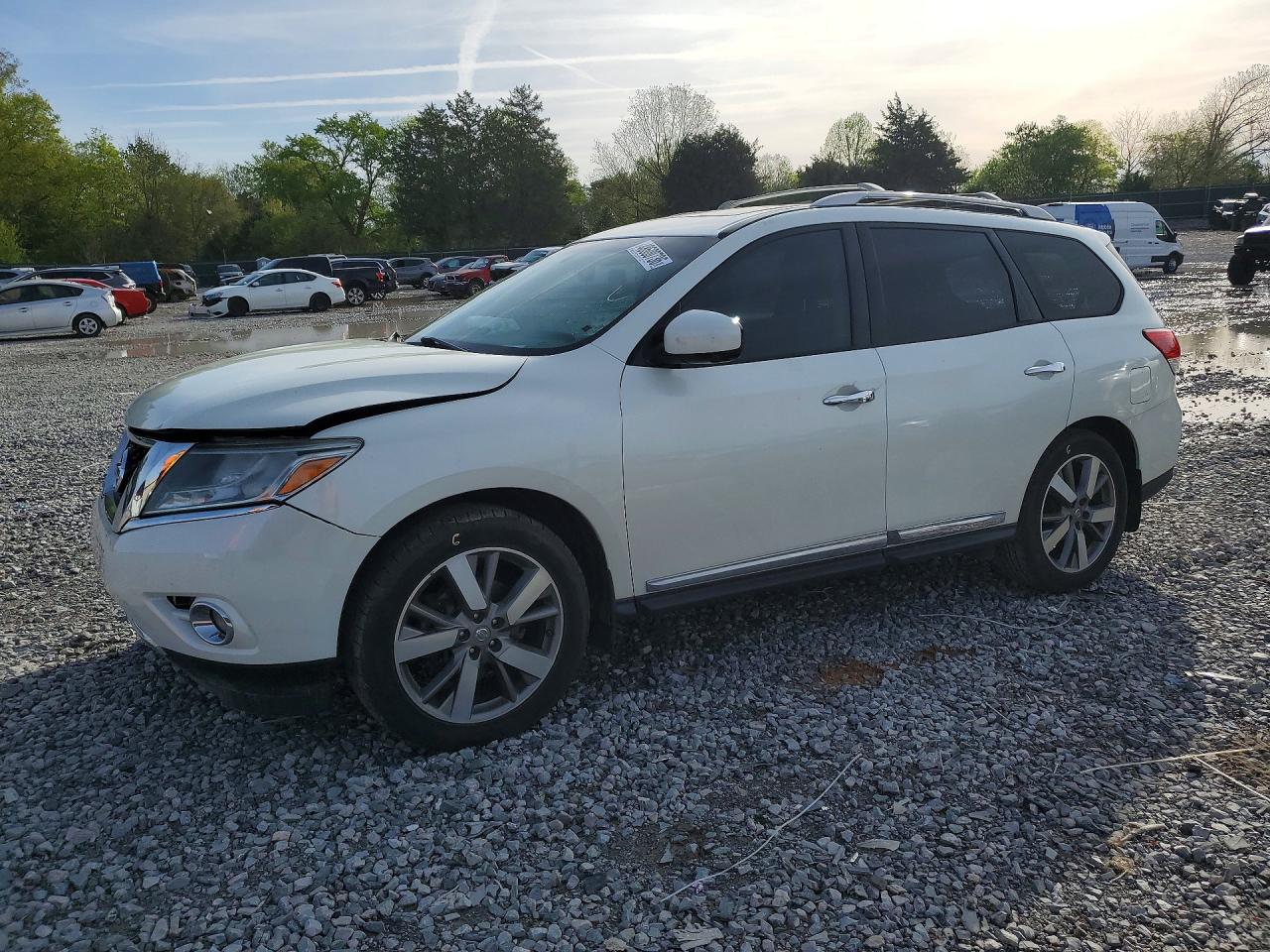 Salvage Nissan Pathfinder Image
