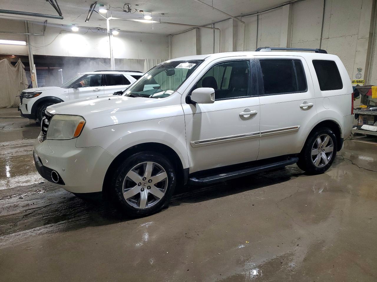 Salvage Honda Pilot Image