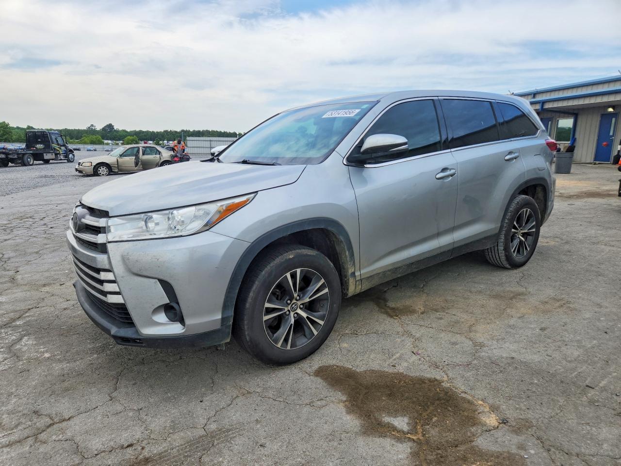 Salvage Toyota Highlander Image