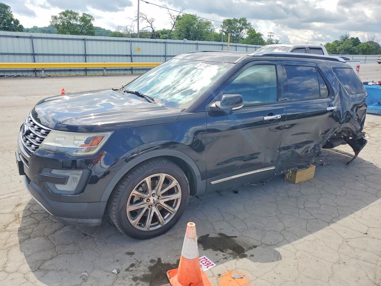 Salvage Ford Explorer Image