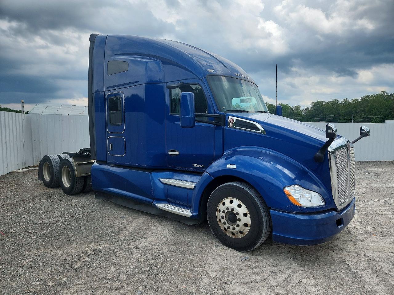 Salvage Kenworth Construction Image