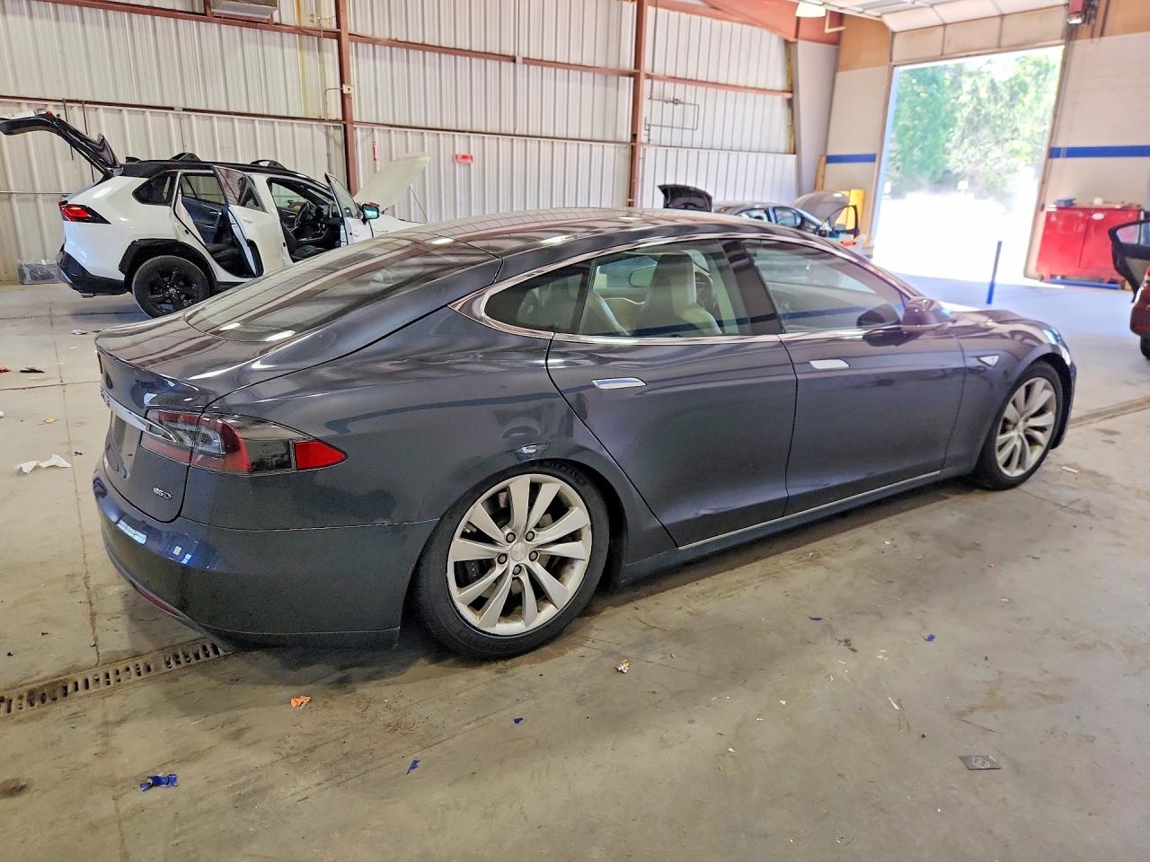 Tesla Model S 85d