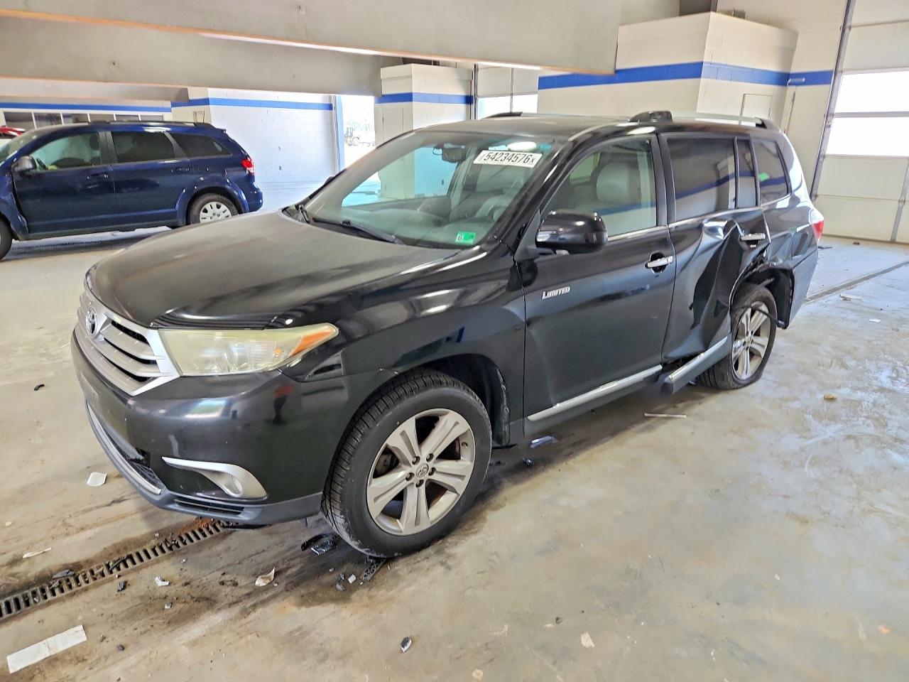 Salvage Toyota Highlander Image