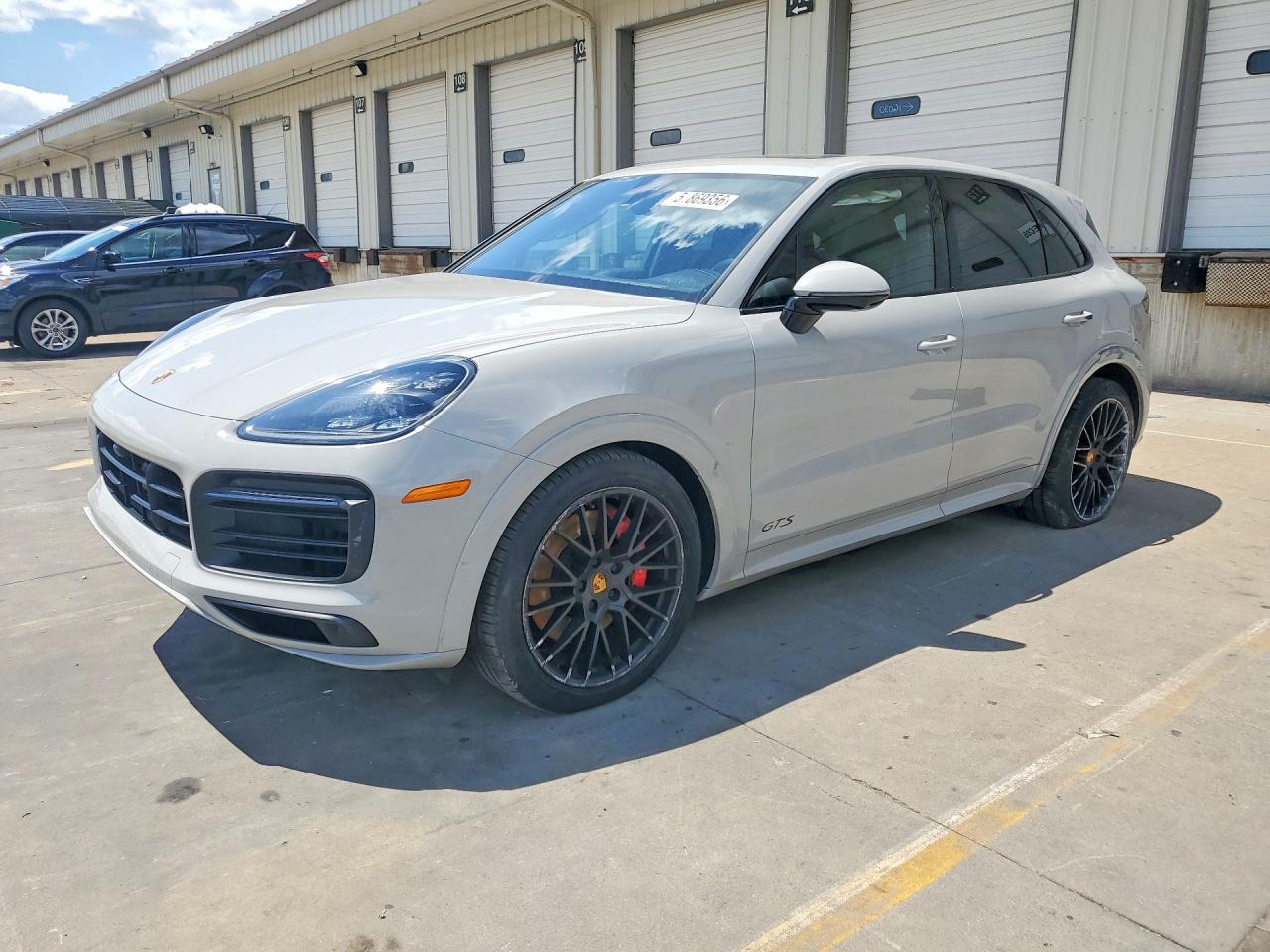 Salvage Porsche Cayenne Image