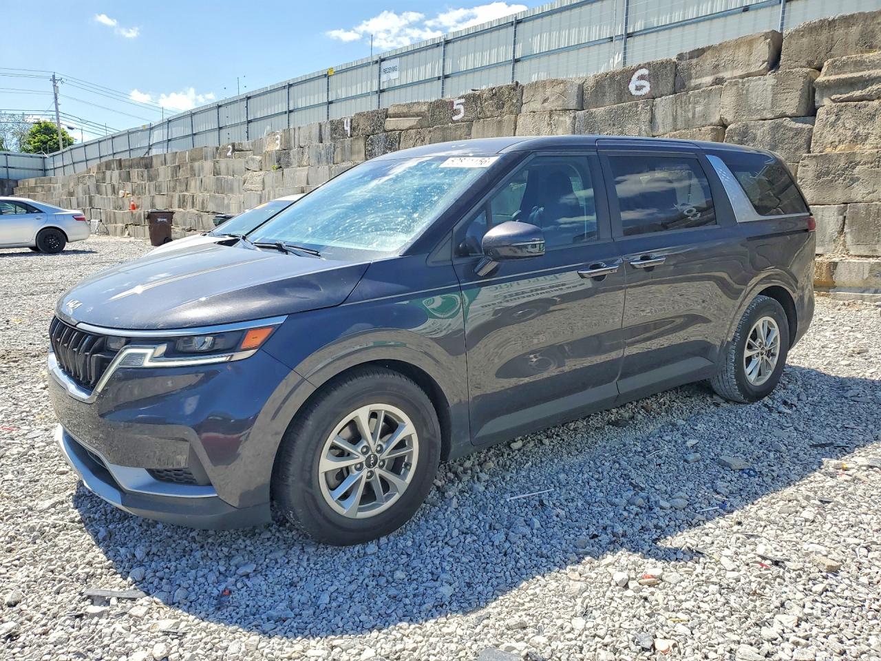 Salvage Kia Carnival Image
