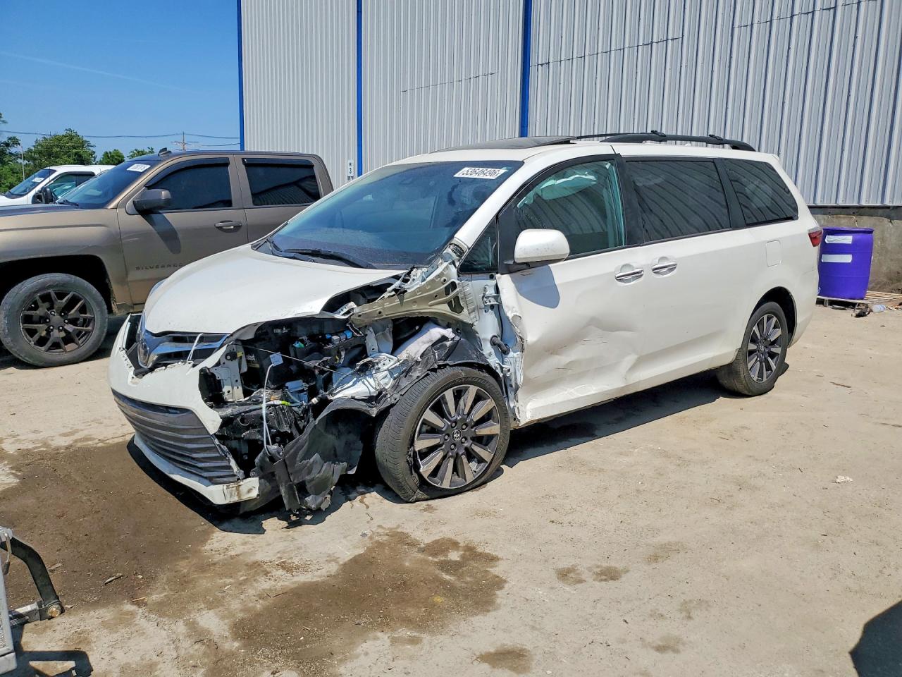 Salvage Toyota Sienna Image