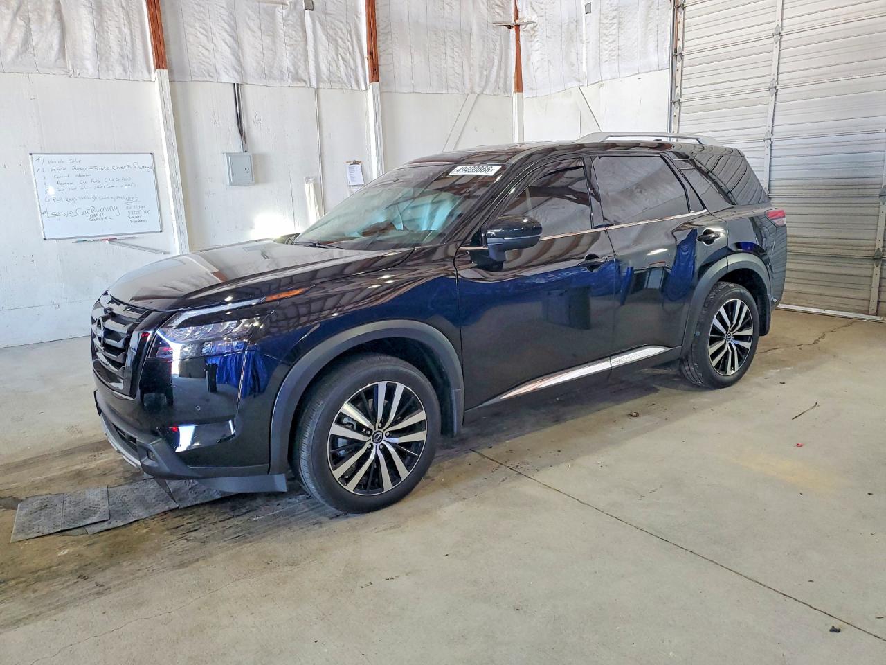 Salvage Nissan Pathfinder Image