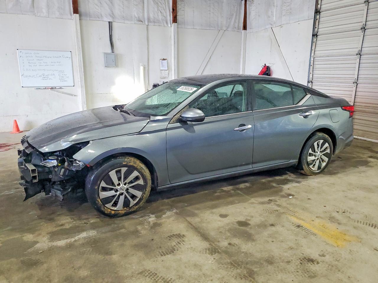 Salvage Nissan Altima Image