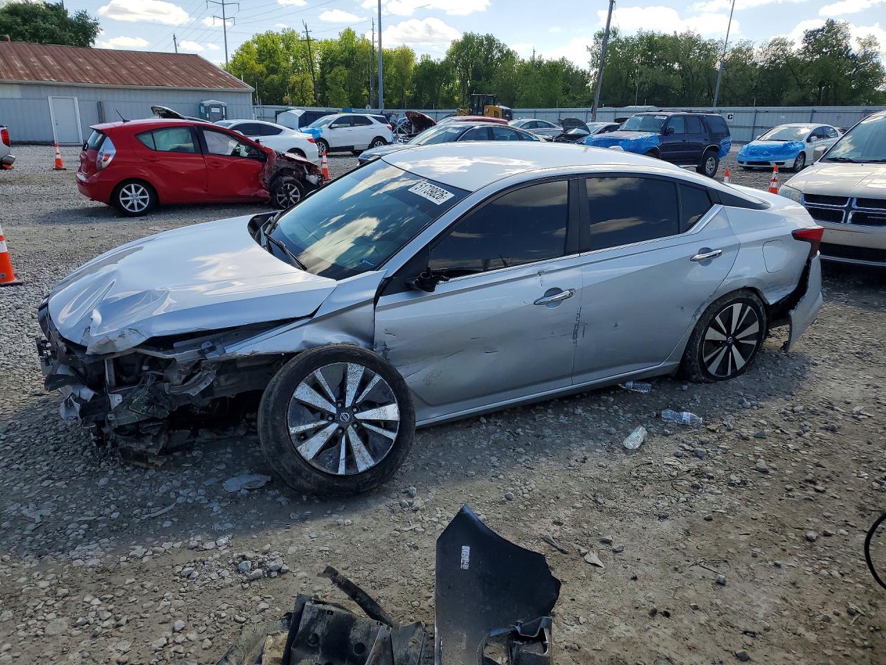 Salvage Nissan Altima Image