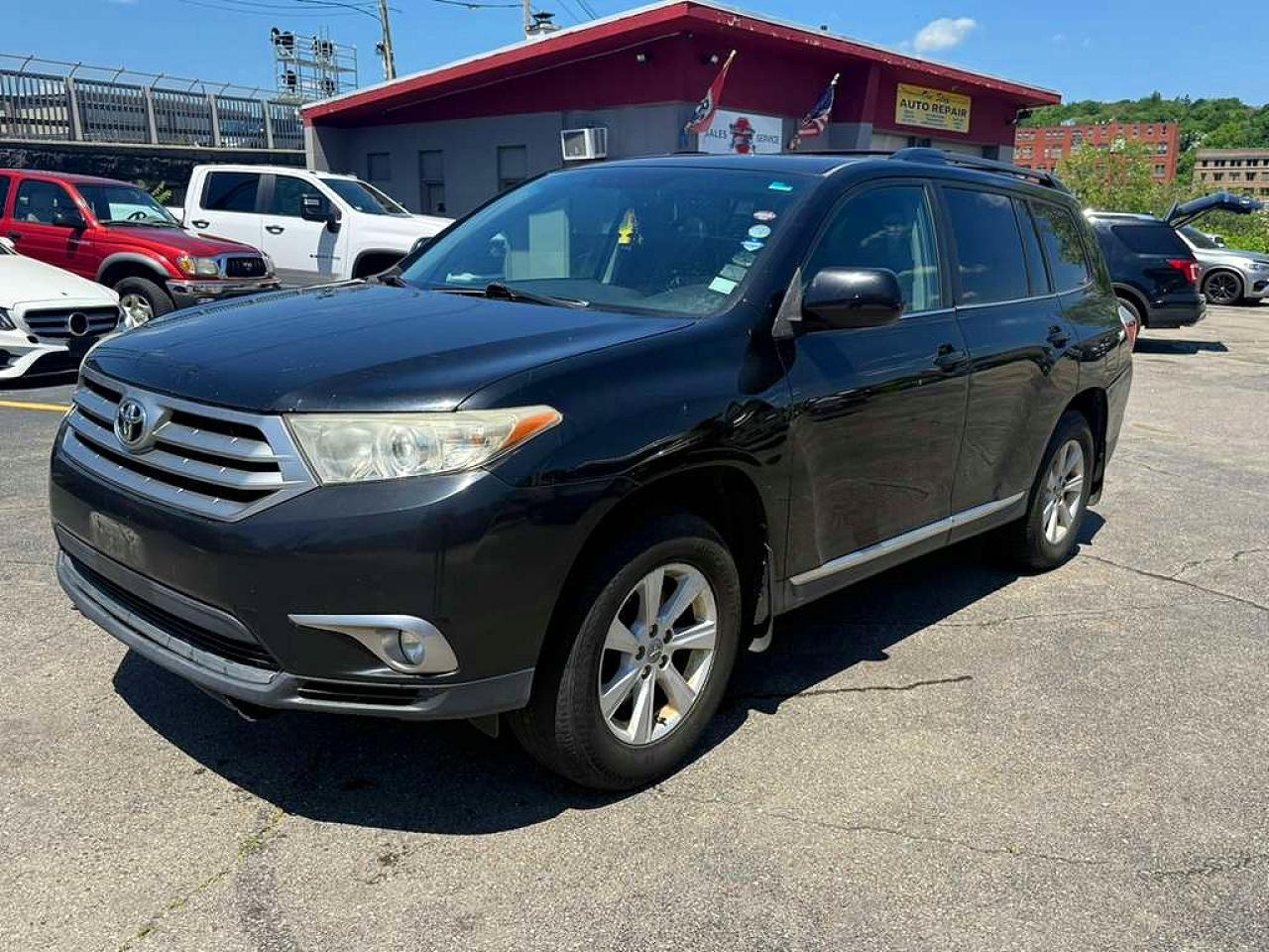 Salvage Toyota Highlander Image