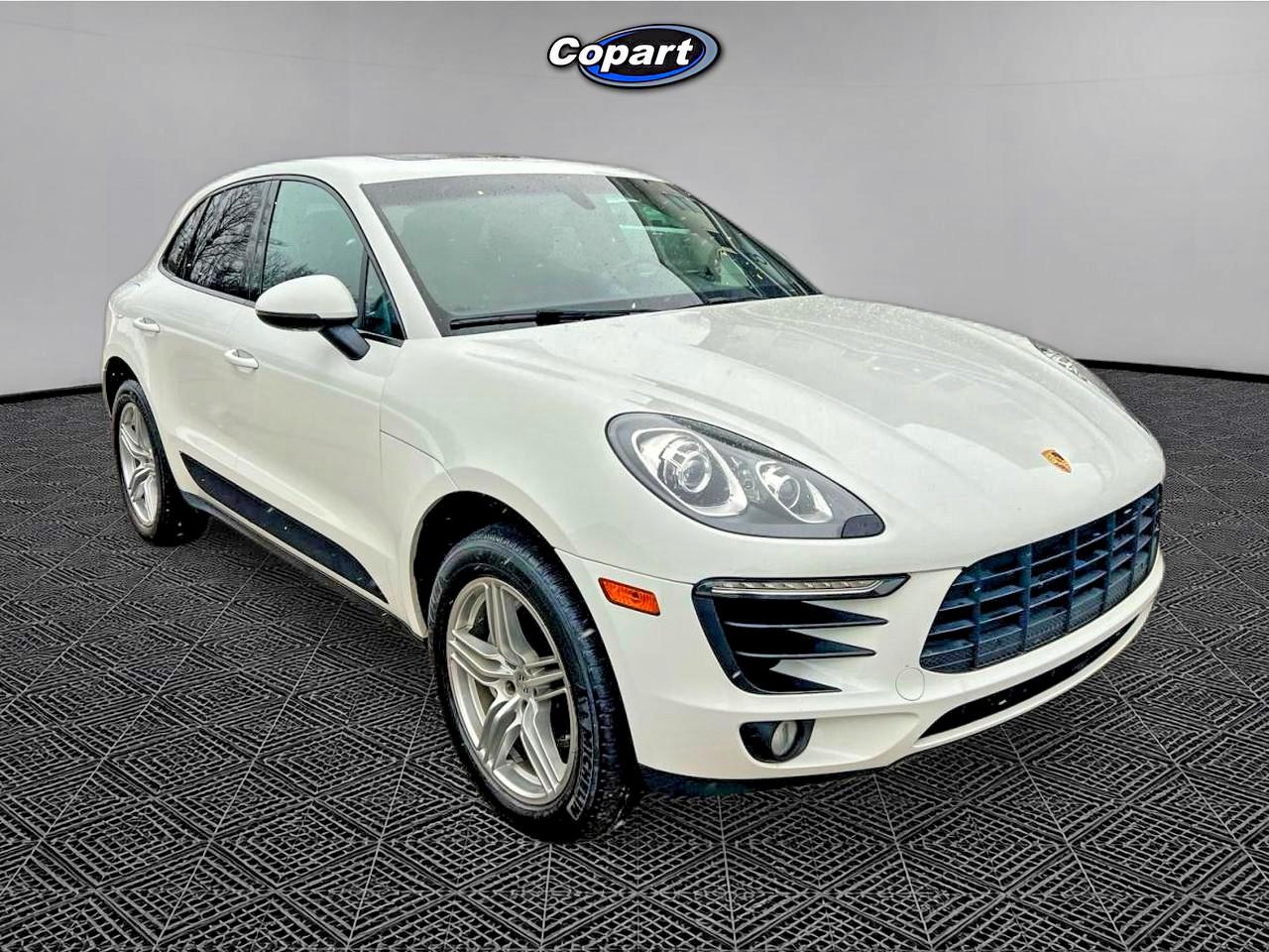Salvage Porsche Macan Image