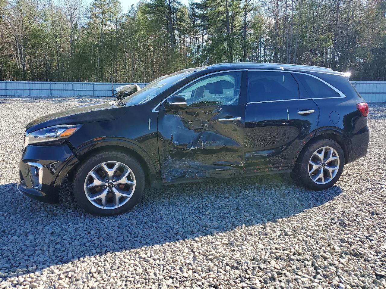 Salvage Kia Sorento Image