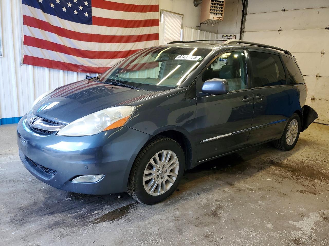 Salvage Toyota Sienna Image