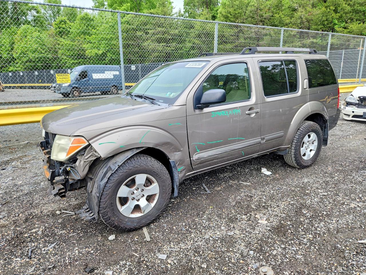 Salvage Nissan Pathfinder Image