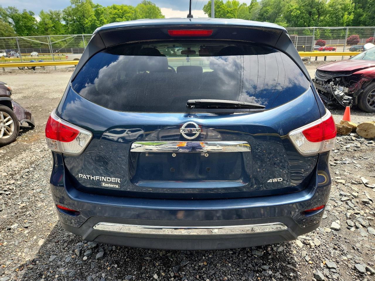 Nissan Pathfinder S
