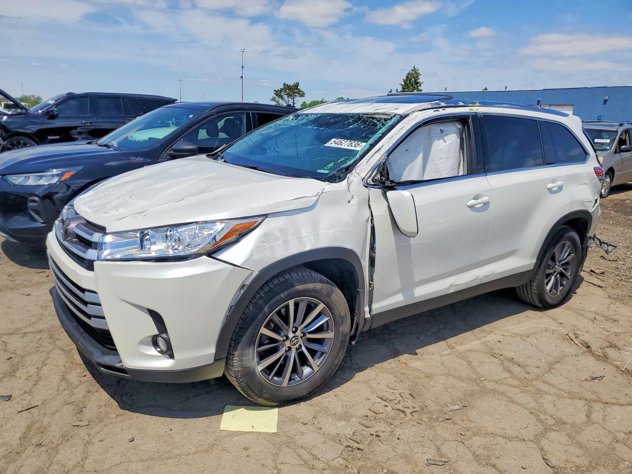 Salvage Toyota Highlander Image