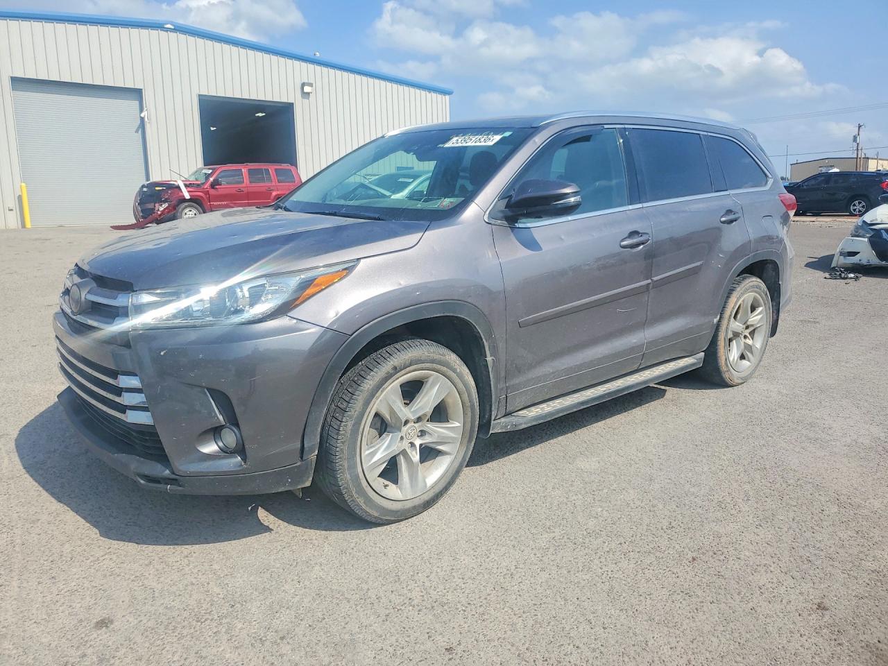 Salvage Toyota Highlander Image