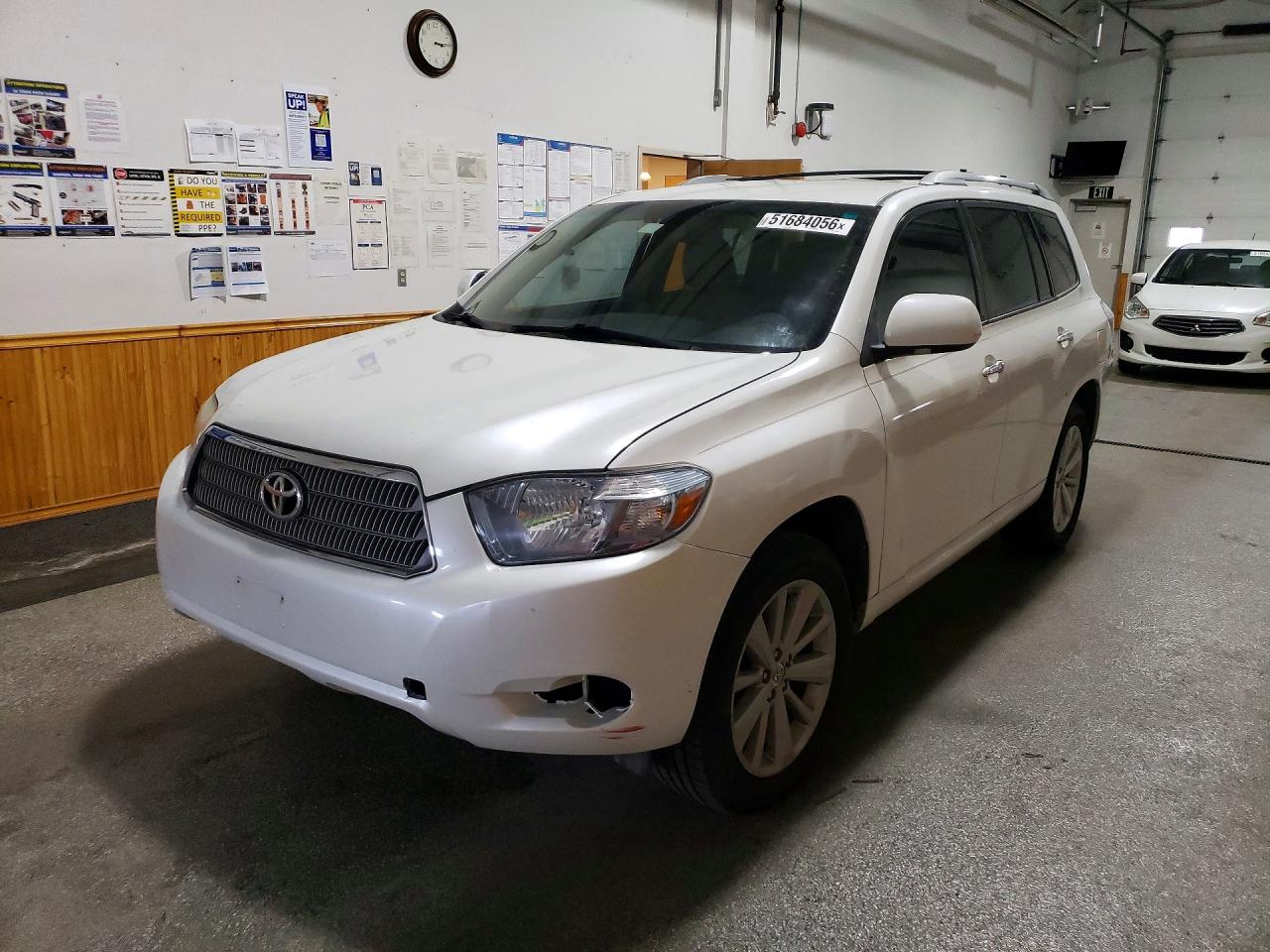 Salvage Toyota Highlander Image