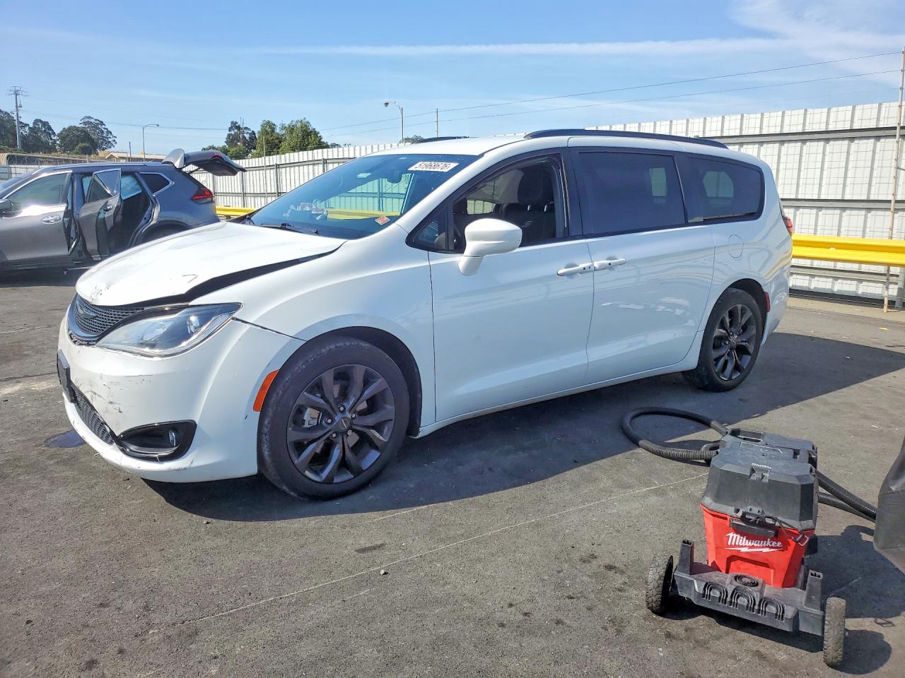 Salvage Chrysler Pacifica Image