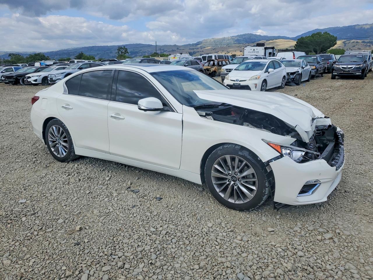 INFINITI Q50 Luxe