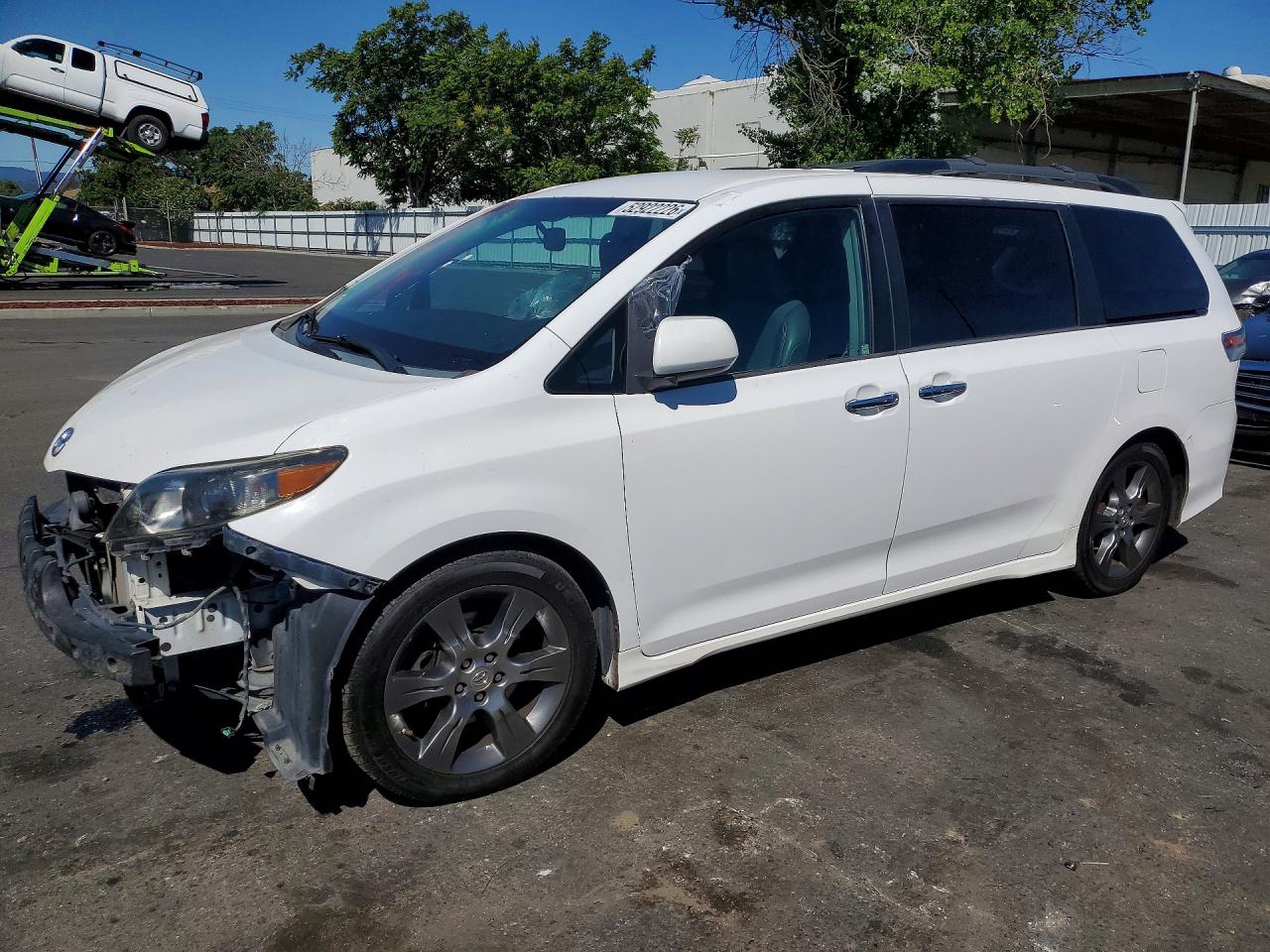 Salvage Toyota Sienna Image