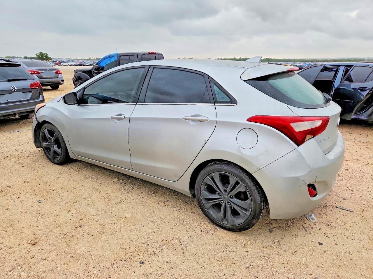 Hyundai ELANTRA Base