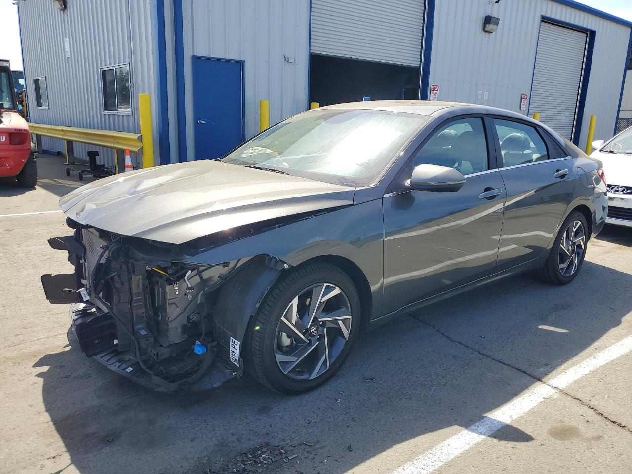 Salvage Hyundai ELANTRA Image