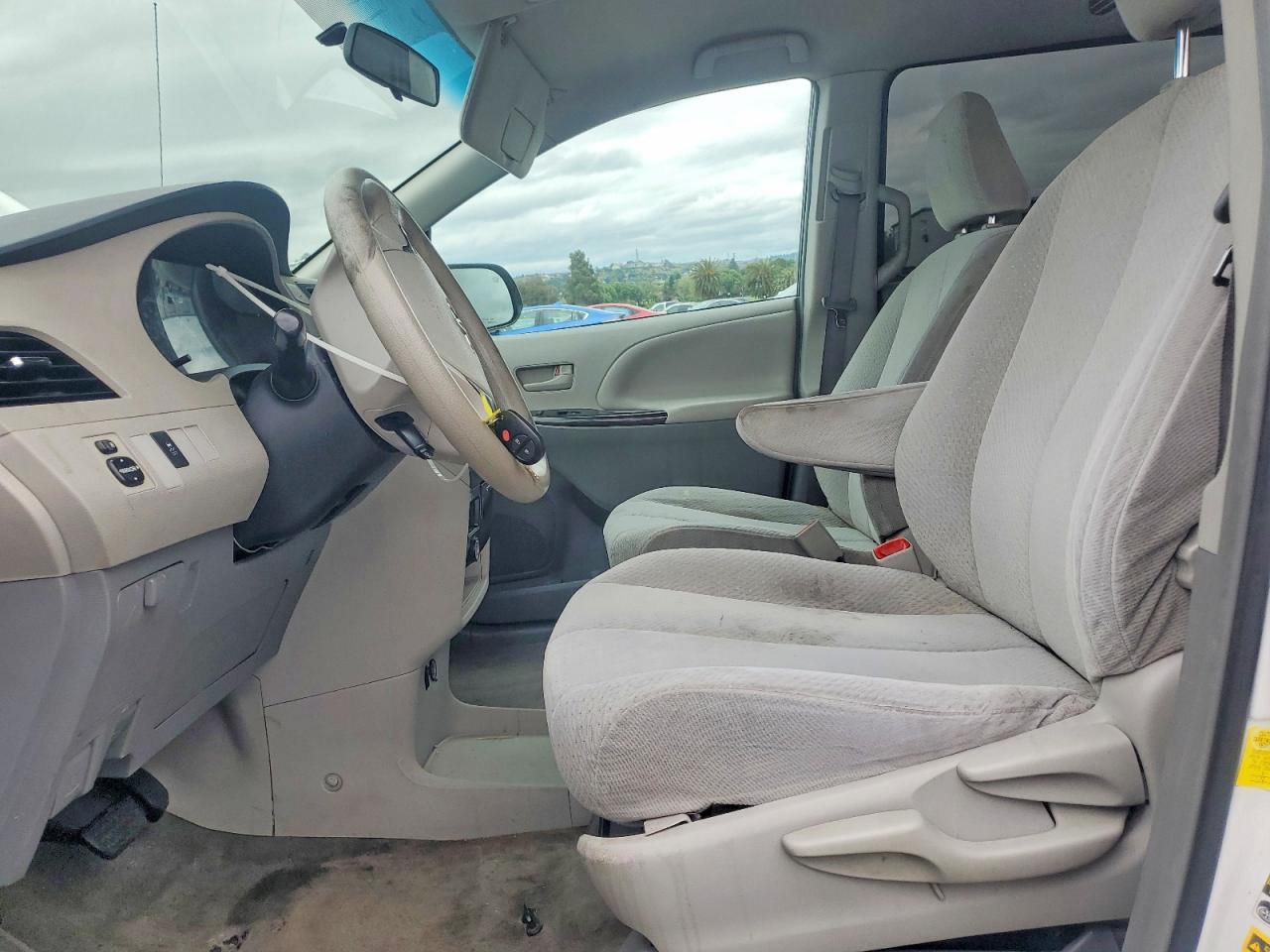 Toyota Sienna Le 8-passenger