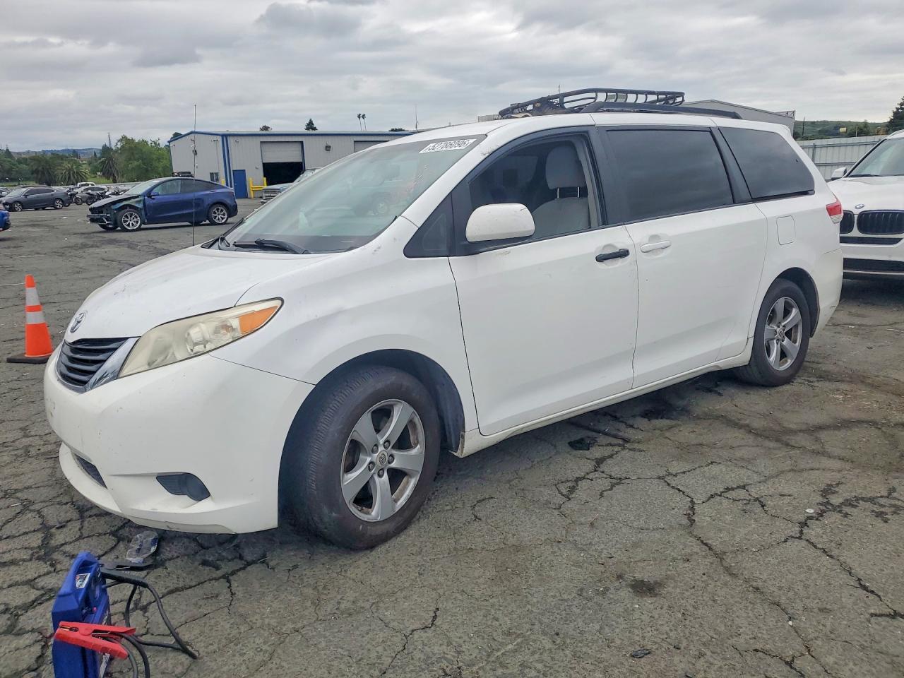 Salvage Toyota Sienna Image