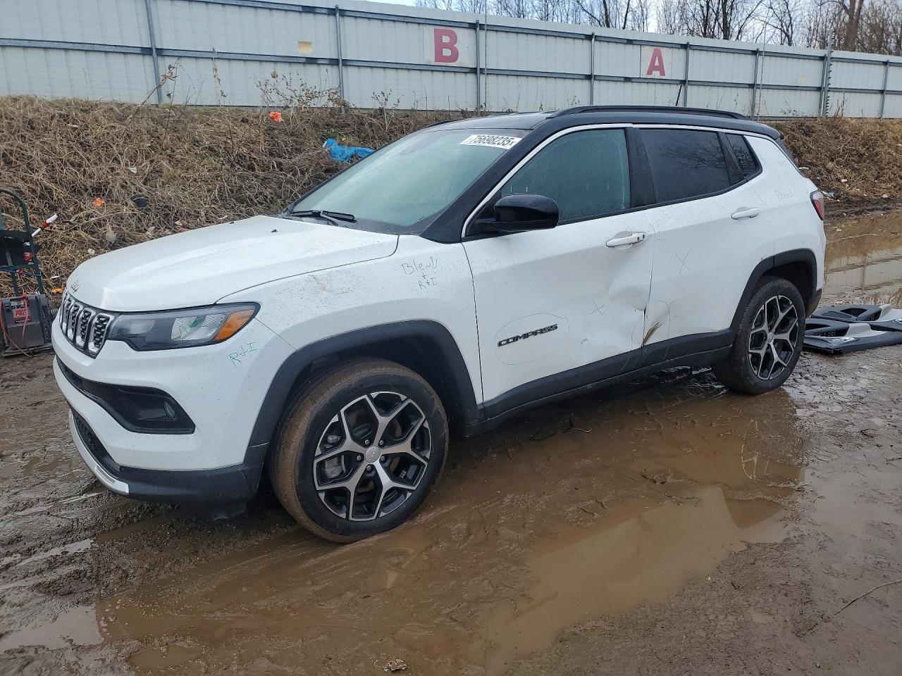 Salvage Jeep Compass Image
