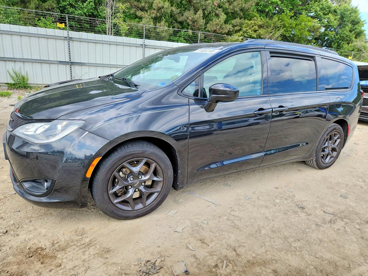 Salvage Chrysler Pacifica Image